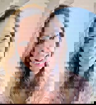 Joke‑Lisa – spiritueel coach en tarotconsulent. 9 jaar evolutie, Portugal, UNI‑ek‑VERSUM en diepe zielsverbinding.